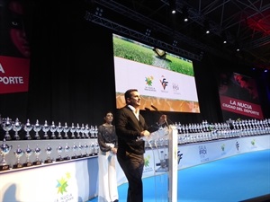 Bernabé Cano, alcalde de La Nucía, dando la bienvenida a la Gala