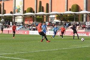 Foto anotó el 2-0 de penalty para el CF La Nucía