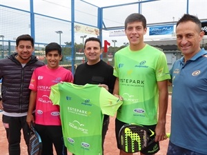 Juan Tello y Federico Chingotto junto a su entrenador Matías Ortíz, Alex González, pte. Club PadelPoint La Nucía y Bernabé Cano, alcalde de La Nucía