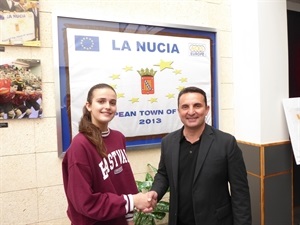 El pasado domingo Alejandra Riera fue felicitada por su bronce en el mundial escolar de vóley por Bernabé Cano, alcalde de La Nucía