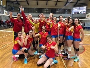 Todo el equipo femenino español mostrando su alegría tras obtener el Bronce representando a España