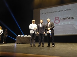 Bernabé Cano, alcalde de La Nucía, entregó el premio al programa "Emprende" de TVE
