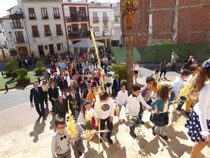 Llegada de la procesión del Domingo de Ramos a la escalinata de la Iglesia en la plaça Major