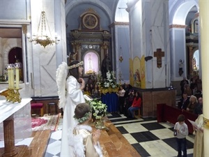 Tras l’Ambaixà, recitada desde el altar del templo religioso, se celebró la “Santa Misa” del Domingo de Gloria,