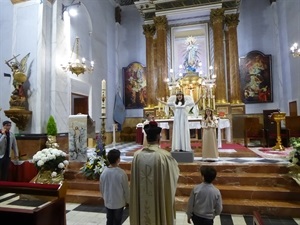 “L’Ambaixà” recitada por la niña Carmen Seguí Llorens se realizó desde el altar de la Iglesia de La Nucía
