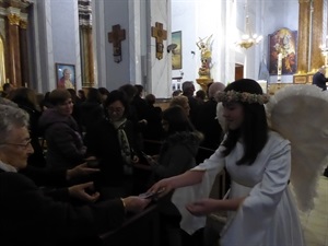 Al concluir la misa se repartieron las aleluyas entre todos los asistentes.