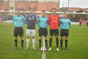 El trio arbitral de este encuentro junto a los capitanes de los dos equipos