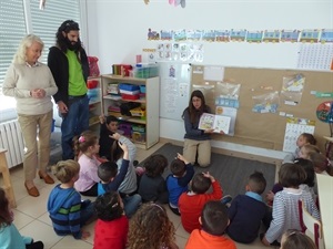 David Arias, director Escola Setmana Santa y Beatriz Pérez-Hickman, concejala de Bienestar Social, visitando una de las aulas