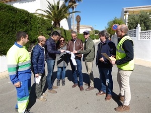 Técnicos municipales y de la Diputación de Alicante junto a representantes de la empresa y Miguel Ángel Ivorra, concejal de Urbanismo