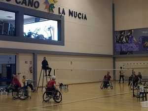 Momento de uno de los encuentros del Campeonato de Parabádminton ayer en La Nucía