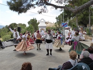 Danzas tras la misa de Sant Vicent Ferrer, delante de la ermita