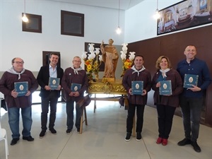 Joan Borja, profesor de la UA junto a José Soler, pte. de l’Associació 2n. Centenari de l’Ermita, Diego Zaragozí, Mayte García, Pedro Lloret, concejales de Cultura de Altea, l´Alfàs y La Nucía y Bernabé Cano, alcalde de La Nucía