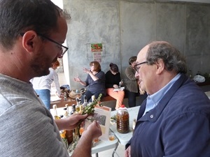 Antonio Belda, profesor del curso junto a Pedro Lloret, concejal Seu Universitària durante la celebración del curso