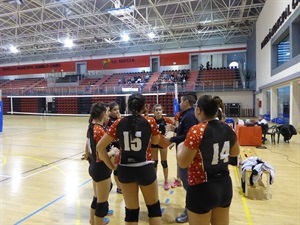 Óscar Herreros dando instrucciones a su equipo en un tiempo muerto