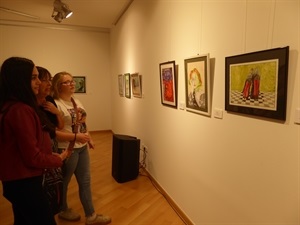 La exposición “Artist & IES III” es una muestra colectiva de estudiantes de Dibujo Artístico del IES La Nucía