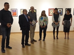 Rosa Mascarell y Marga Rodrigo, profesoras del Instituto junto a Francesc Sempere, dtor. Auditori, Belén Nuñez, pta. Protectora de Animales de La Nucía, Sergio Villalba, concejal de Educación y Pedro Lloret, concejal de Cultura