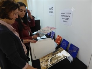 En esta exposición las creaciones están a la venta con un fin benéfico y se destinará a la Asoc. Protectora de Animales de La Nucía