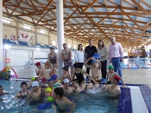 Los alumnos y profesores del Colegio Secanet junto a Carme Galiana, directora Secanet, Silvestre Sanchis, director Piscina y Bernabé Cano, alcalde de La Nucía