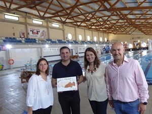 El Colegio Secanet ha hecho entrega de un regalo al Ayuntamiento en agradecimiento por la colaboración con el centro escolar