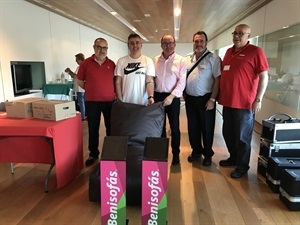 Antonio Molino, ganador de otro de los regalos sorteados, junto al equipo del CTA y Manolo, Alcalá, concejal de Sanidad