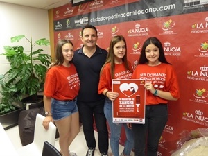 La futura Reina 2019 María Jesús Fernández y sus damas como voluntarias en el IV Maratón de Sangre junto a Bernabé Cano, alcalde de La Nucía