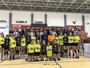 Los cuatro equipos participantes en esta Fase Final Autonómica Infantil de Voleibol juntos tras dos intensas jornadas de partidos