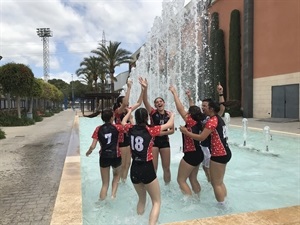 Óscar Herreros se bañó en la fuente junto a las jugadoras para celebrar el ascenso de categoría