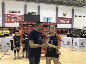 Alejandra Riera, capitana del Infantil A recibe la copa de subcampeonas autonómicas de manos de Sergio Villalba, concejal de deportes