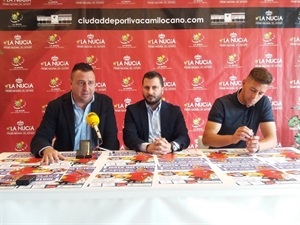 En la presentación estuvieron Luis Sanz Cortés “Luichi”, Coord. Fútbol 8 C.F. La Nucía,  Baldomero Jiménez, Dtor. General Los 40 Benidorm y Sergio Villalba, concejal de Deportes de La Nucía