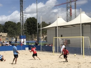 El equipo nuciero de fútbol playa empató su primer partido y ganó por goleada el segundo