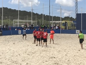 Los jugadores del CF La Nucía de Fútbol Playa celebrando la victoria