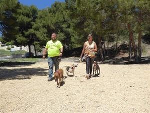 En esta zona recreativa canina es un espacio para poder soltar a los perros, donde puedan correr y jugar sin molestar al resto de vecinos de la zona