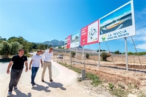 David Ferrer, Roland Herfel, supervisor ATP y Bernabé Cano, visitando las obras de la Academia de Tenis Ferrer