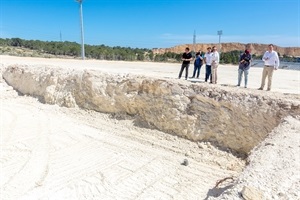 Obras de la gran pista central de la Academia de Tenis Ferrer en La Nucía