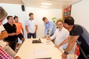 Reunión de trabajo para repasar todas las medidas y características de las pistas de la Academia de Tenis con Roland Herfel, supervisor ATP