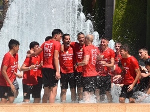 El Cadete "A" celebrando el campeonato y el ascenso en la fuente de la Ciutat Esportiva