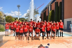 Toda la plantilla del Cadete A en la fuente