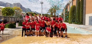 El Juvenil "B" celebrando el título de liga y ascenso en la fuente de la Ciutat Esportiva Camilo Cano