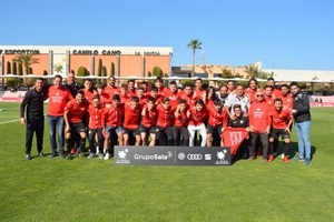 El equipo del Juvenil B y cuerpo técnico junto a la primera plantilla del CF La Nucía en el Camilo Cano, en el homenaje a los campeones