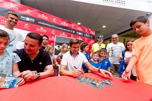 David Ferrer firmando autógrafos el pasado miércoles en el Pabellón de La Nucía