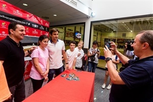 Ferru tuvo una paciencia infinita y se fotografió con decenas de deportistas nucieros