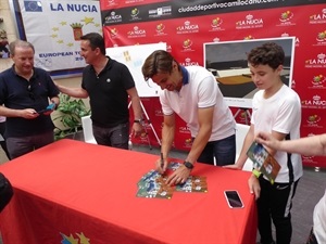 El extenista David Ferrer firmó autógrafos en al entrada del Pabellón