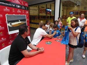 David Ferer firmando en las camisetas de las alumnas de Academia de Tenis en La Nucía