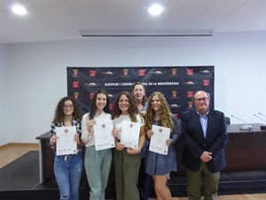 Las cuatro alumnas nucieras junto a Beatriz Vaello, directora de la Escuela de Danza de La Nucía y Pedro Lloret, concejal de Cultura