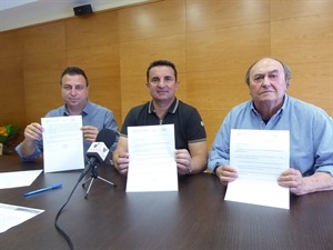 Sergio Villalba, concejal de Educación, Bernabé Cano, alcalde de La Nucía y Pedro Lloret, concejal de Cultura, en la rueda de prensa donde anunciaron la denegación de las FP a La nucía