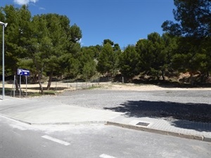 El parking tiene una superficie de 4.500 m2 de zahorra