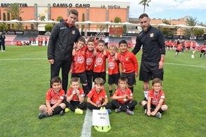 El Prebenjamín de 2013 con sus medallas de campeones de liga