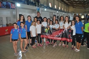 Las "sincro nucieras" con sus medallas en la foto de familia final tras la competición