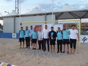 El equipo del CF La Nucía de Fútbol Playa recibe la copa de Subcampeón de Enrique Ortolá, vicepte. Federación Fútbol de la Comunidad Valenciana y de Sergio Villalba, concejal de Deportes de La Nucía