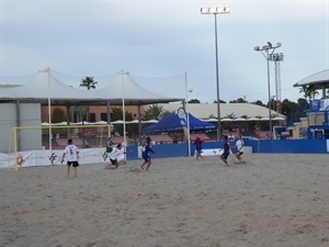 Un momento del campeonato disputado en la tarde del jueves en el campo de fútbol playa de la Ciutat Esportiva